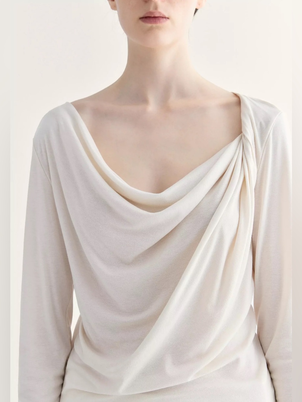Insis Femme Two-way Shouler-twist Top in off white